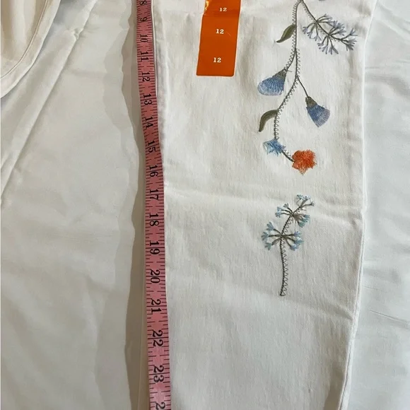 Women's white Bandolino Lizbeth curvy crop floral blouse print Embroidered Jeans - Picture 5 of 16